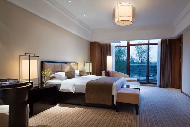 Business Suite, 1 King Bed (Deluxe)