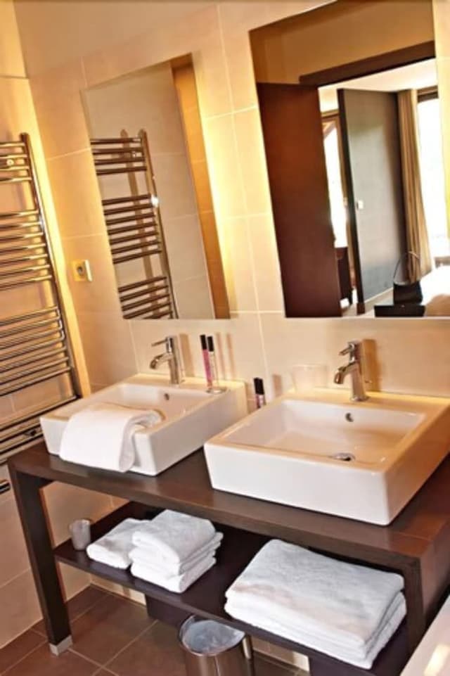 Suite, Lake View