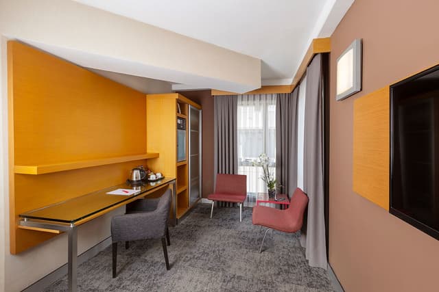 Deluxe Corner Room
