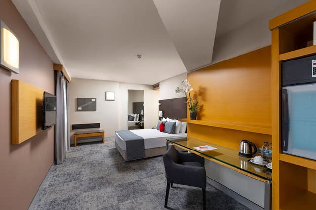 Deluxe Corner Room