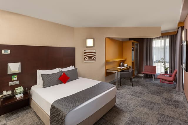 Deluxe Corner Room
