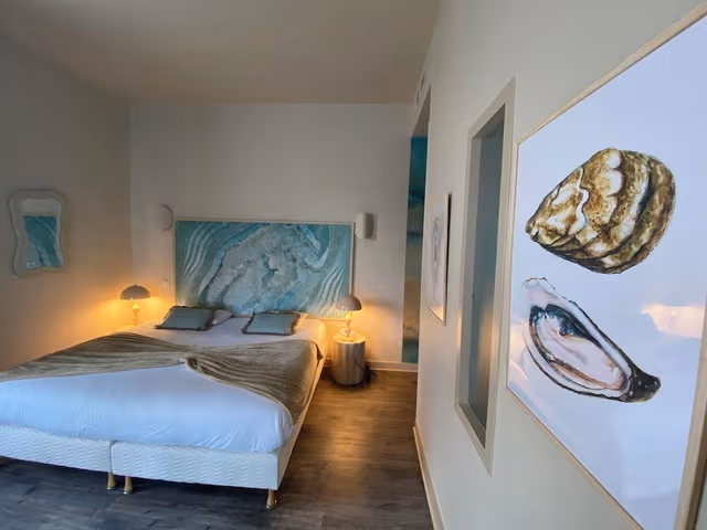Junior Suite, 1 King Bed (côté Canal Royal)