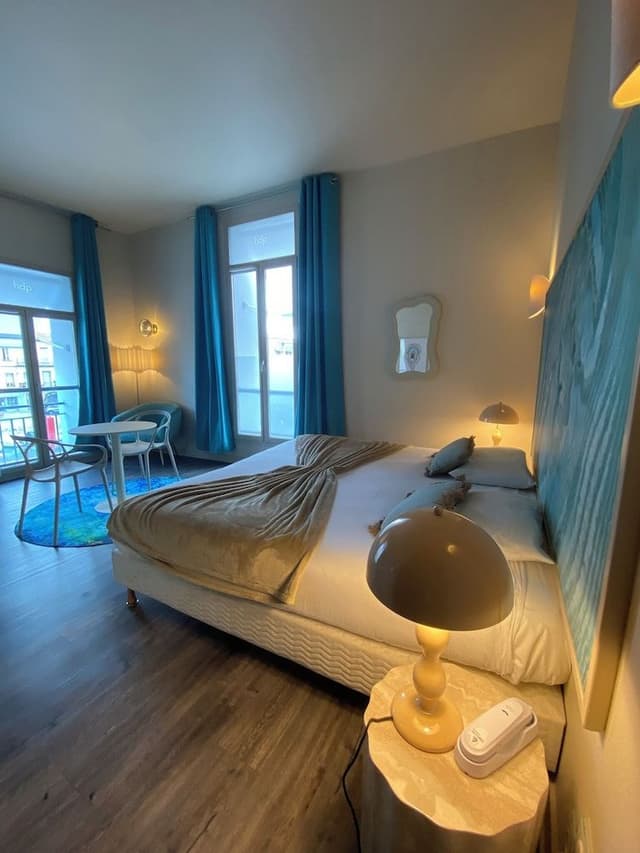 Junior Suite, 1 King Bed (côté Canal Royal)