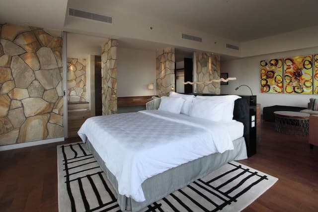 TStone Jacuzzi Suite (Standard Check Out at 2:00 PM)