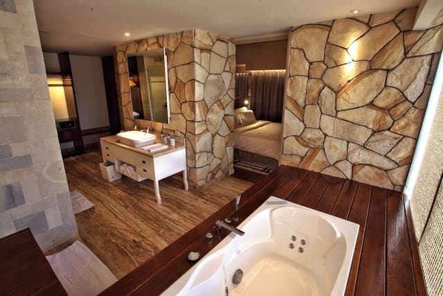 TStone Jacuzzi Suite (Standard Check Out at 2:00 PM)