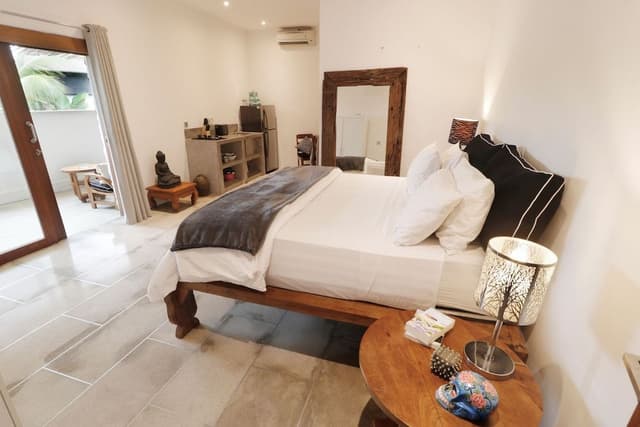 Deluxe Studio, 1 King Bed, Kitchen