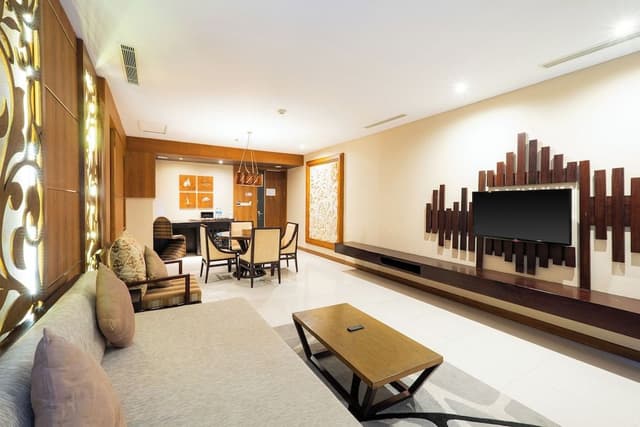 Suite, 1 King Bed, Non Smoking, Balcony