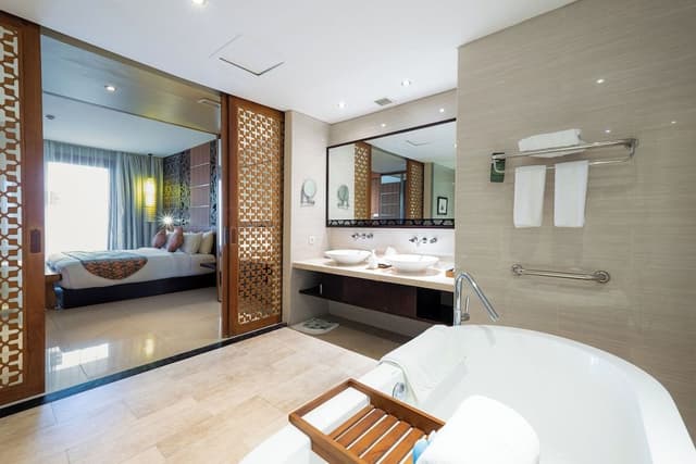 Suite, 1 King Bed, Non Smoking, Balcony