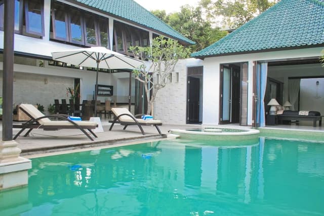 Three Bedrooms Pool Villa with Jacuzzi (O1)