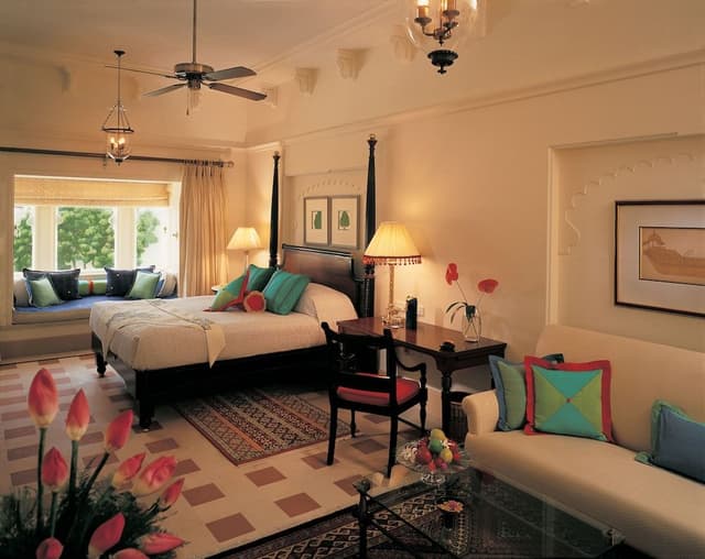 Premier Room, 1 King Bed, Pool View