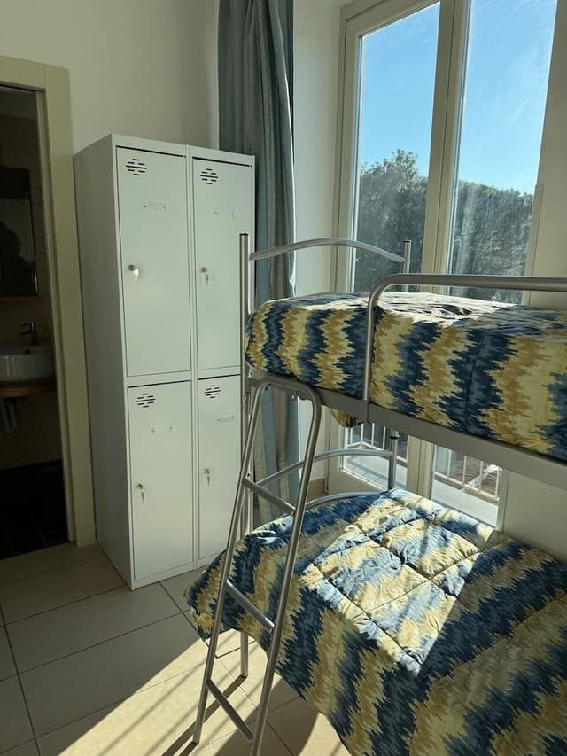 1 bed in mix dorm room ensuite 4 beds