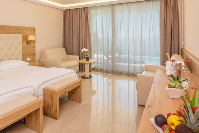Suite, Pool Access, Lake View