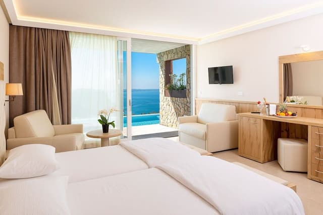 Suite, Pool Access, Lake View