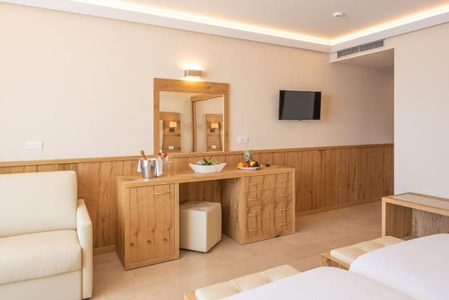 Suite, Pool Access, Lake View