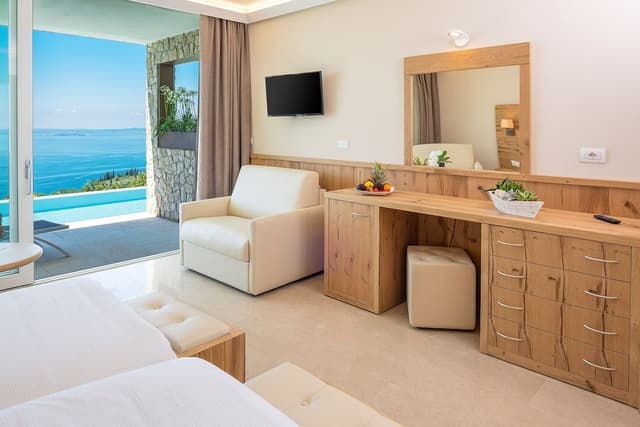 Suite, Pool Access, Lake View