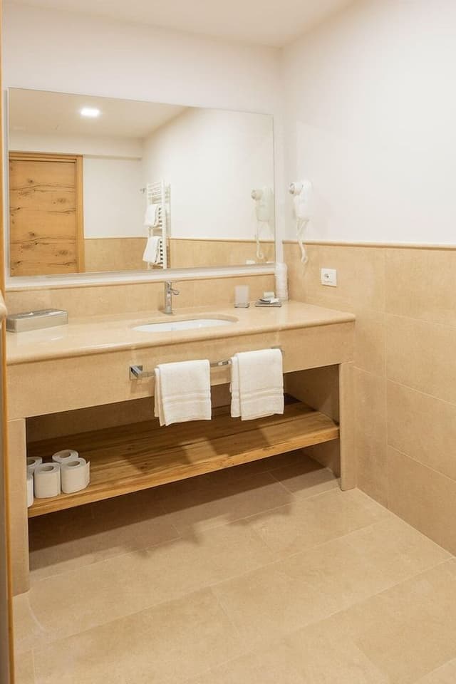 Suite, Pool Access, Lake View
