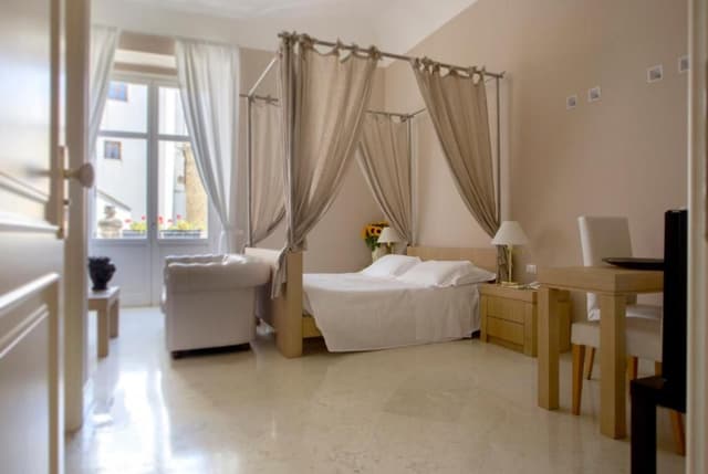 Superior room with a four poster bed