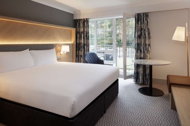 KING GUEST ROOM WITH BALCONY