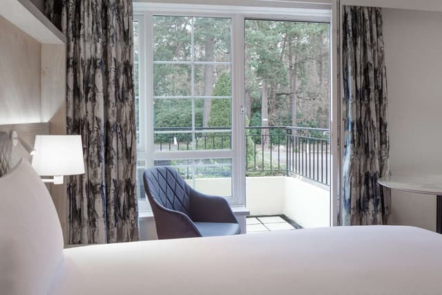 KING GUEST ROOM WITH BALCONY