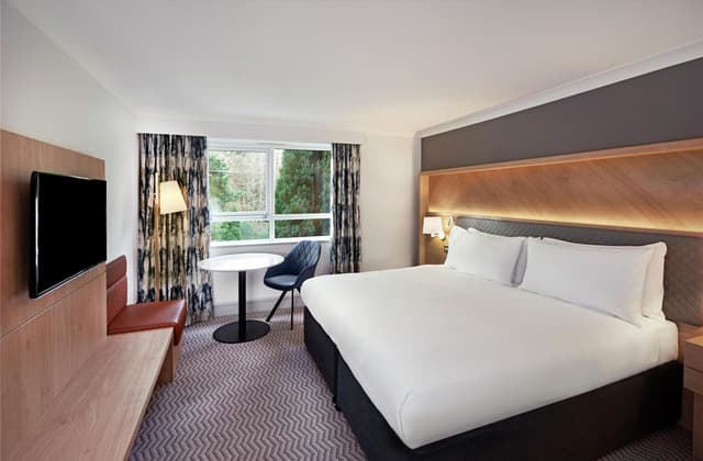 KING GUEST ROOM WITH BALCONY