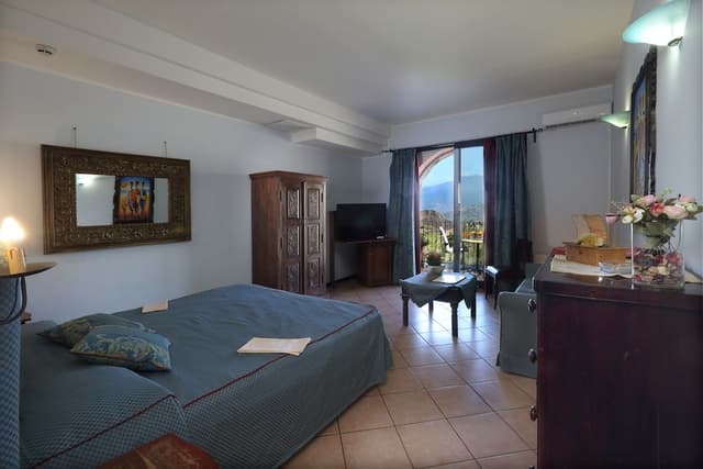 Deluxe Room, Hot Tub