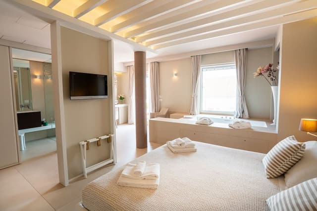 Suite, Hot Tub