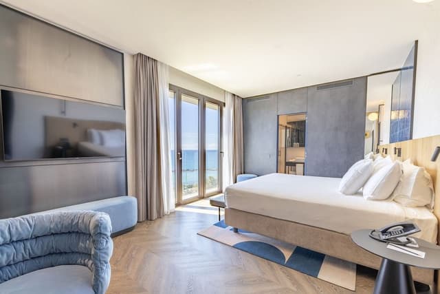 Suite, Sea View