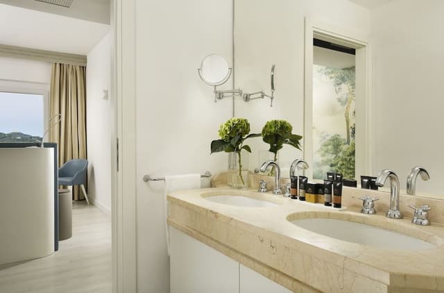 Suite, Sea View