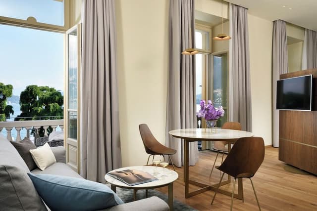 Suite, Lake View