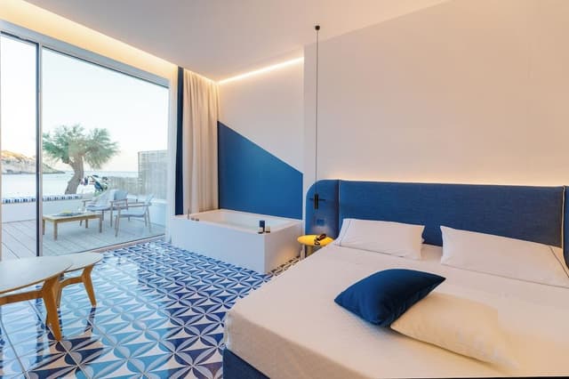 Panoramic Suite, 1 Queen Bed, Hot Tub, Sea View