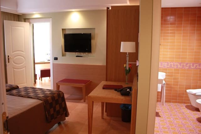 Economy Room, Connecting Rooms