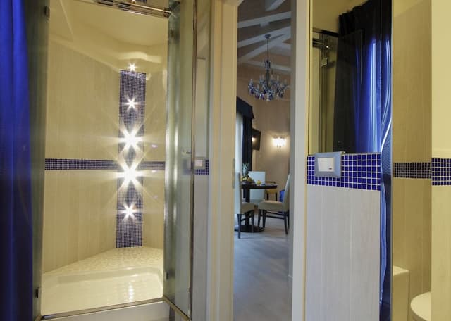 Suite with Balcony and Spa Bath