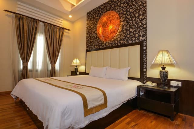 Premier Room, 1 King Bed, Non Smoking, Bathtub
