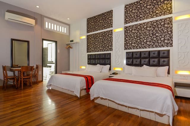 Grand Deluxe Family Room