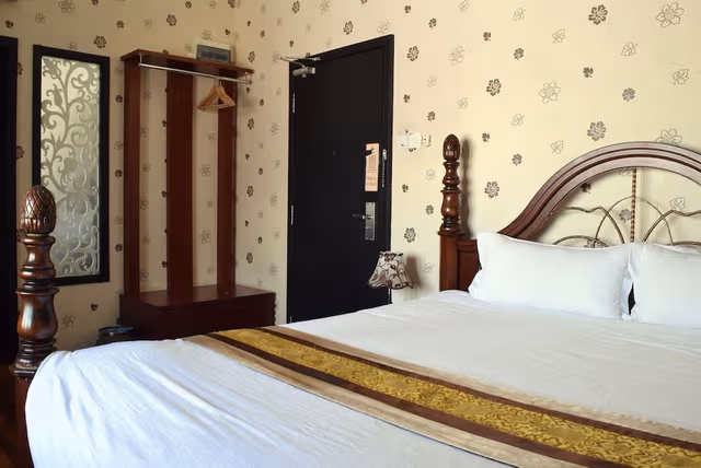 Deluxe Room, 1 King Bed, Non Smoking, Bathtub