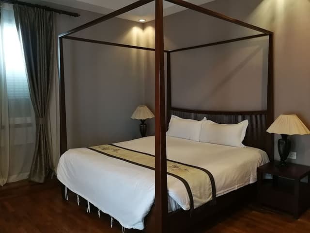 Deluxe Room, 1 King Bed, Non Smoking, Bathtub