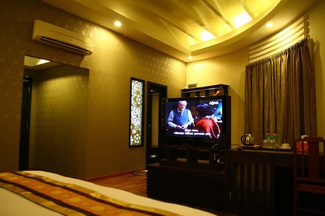 Grand Room, 1 King Bed, Non Smoking, Bathtub