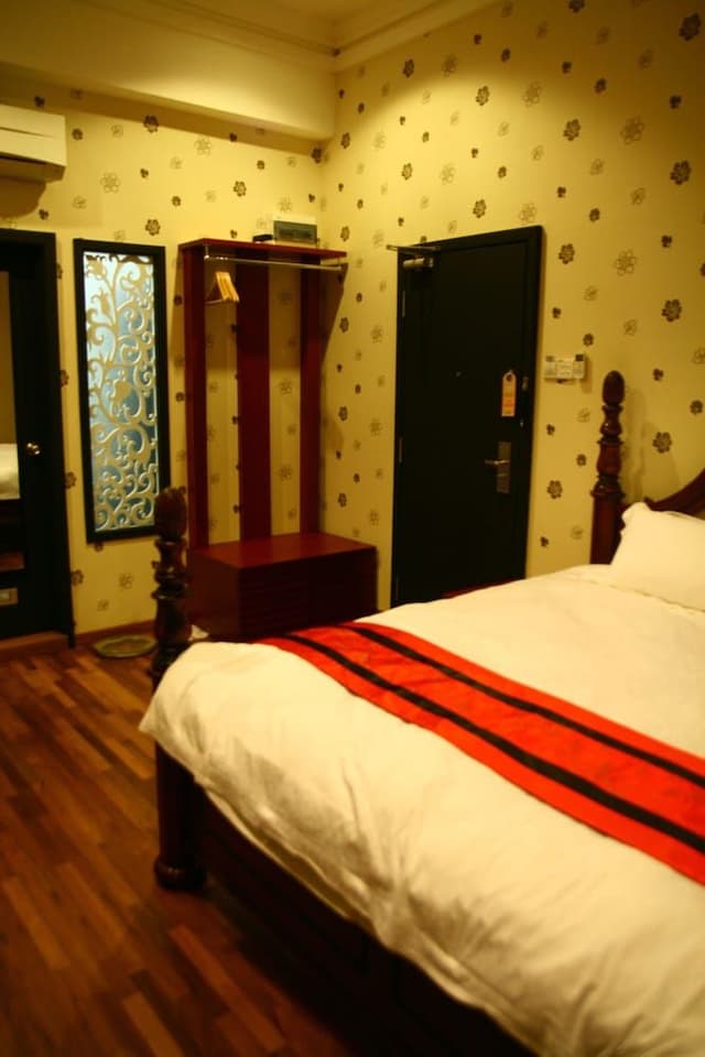 Deluxe Room, 1 King Bed, Non Smoking, Bathtub