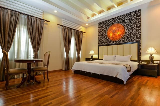 Premier Room, 1 King Bed, Non Smoking, Bathtub