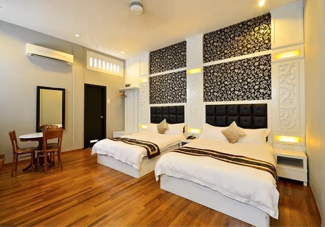 Grand Deluxe Family Room