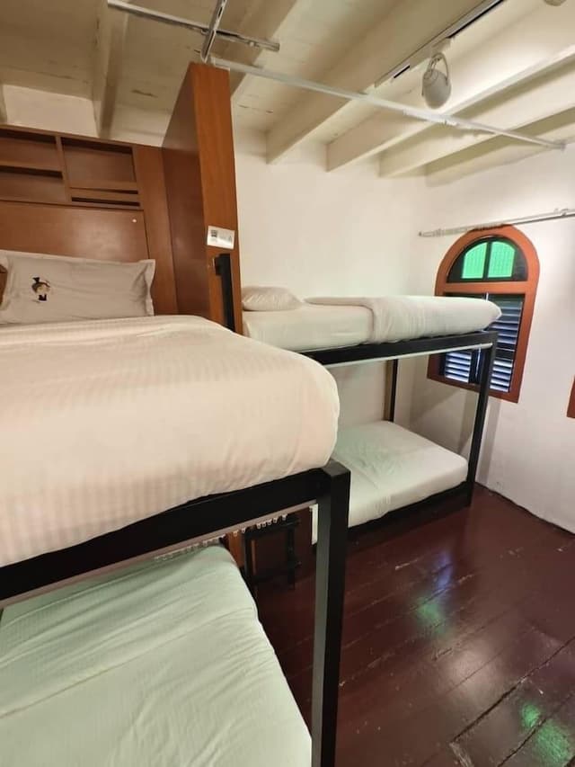 6 - Beds Mixed Dorm