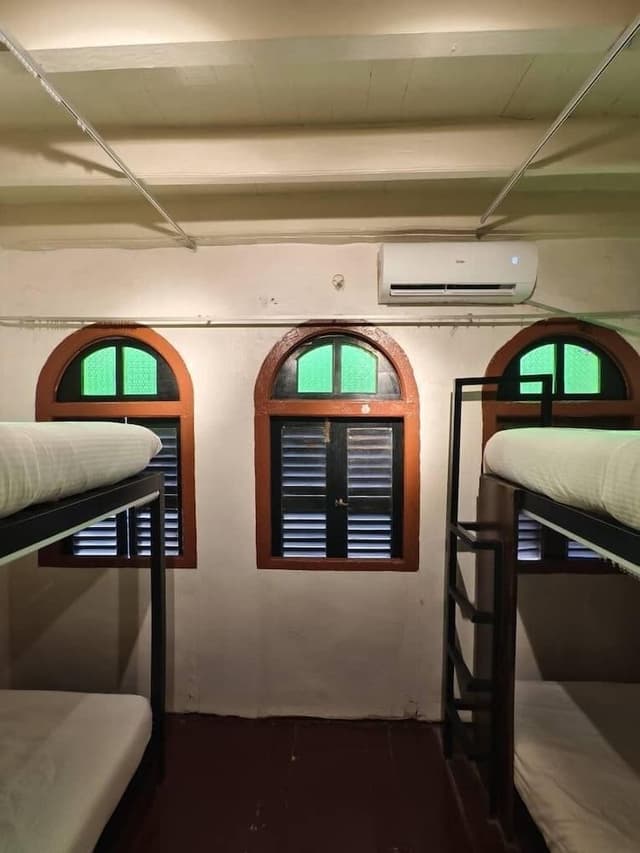 6 - Beds Mixed Dorm