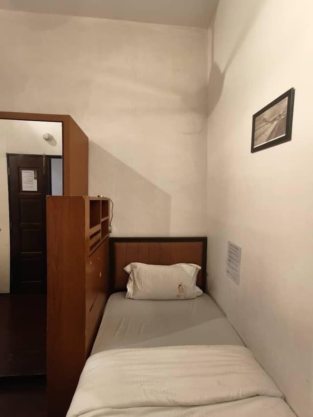 Twin (Shared Bathroom)