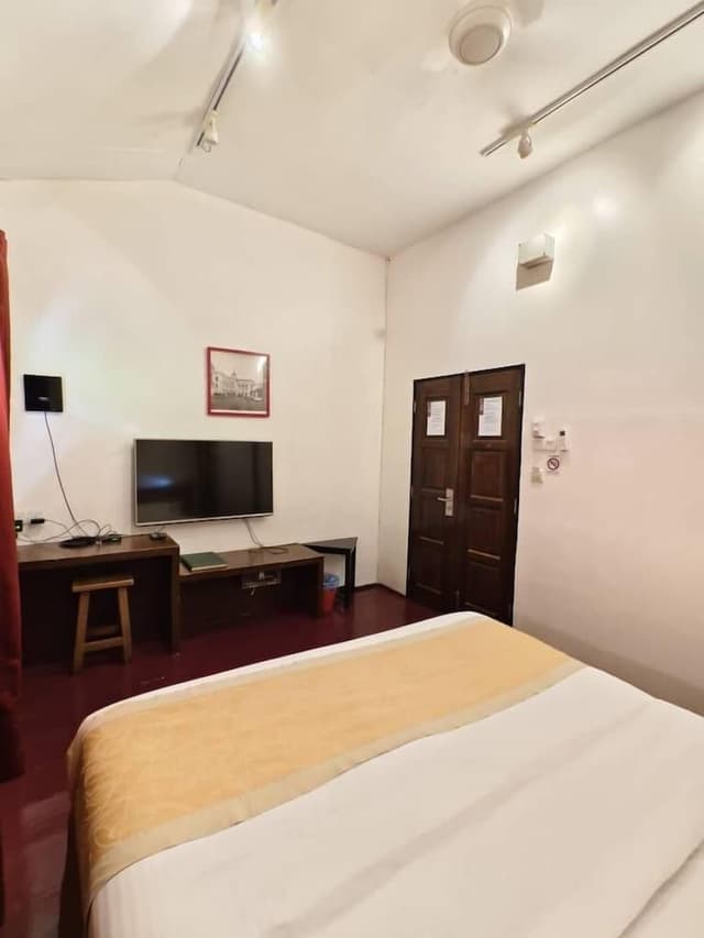 Superior Double (Shared Bathroom)