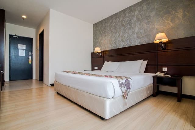 Superior Double Room, 1 King Bed, Balcony, City View