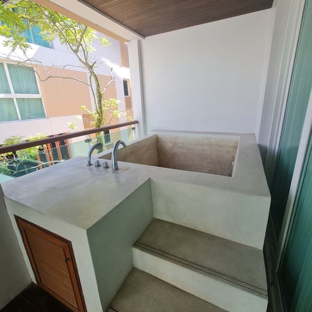 2 Bed Room with Jacuzzi in Bathroom