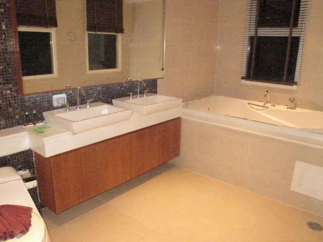 2 Bed Room with Jacuzzi in Bathroom