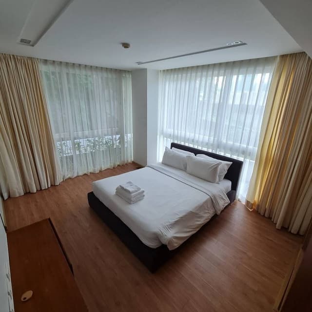 2 Bed Room with Jacuzzi in Bathroom