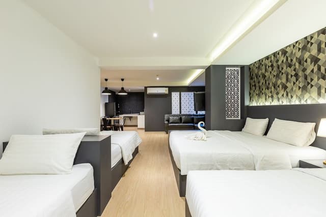 Family Room, Multiple Beds, 2 Bathrooms
