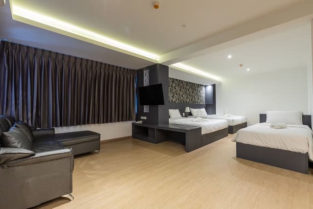 Family Room, Multiple Beds, 2 Bathrooms
